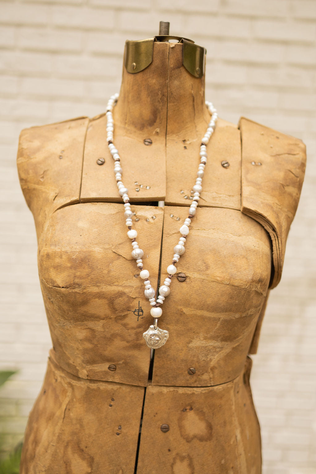 STERLING SILVER QUEEN BEE PENDANT & PEARL NECKLACE