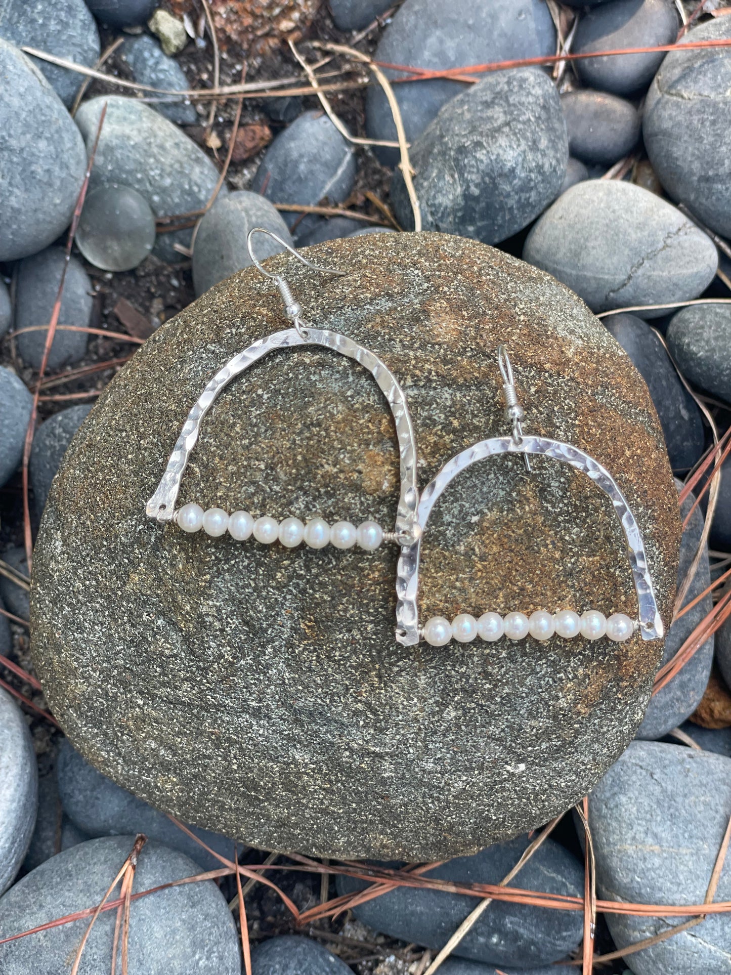 STERLING SILVER HAMMERED ARCH SMALL WHITE PEARL EARRINGS