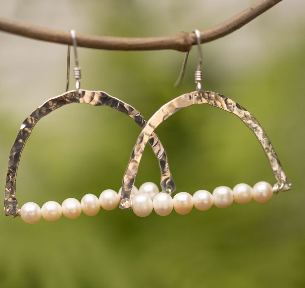 STERLING SILVER HAMMERED ARCH MEDIUM WHITE PEARL EARRINGS